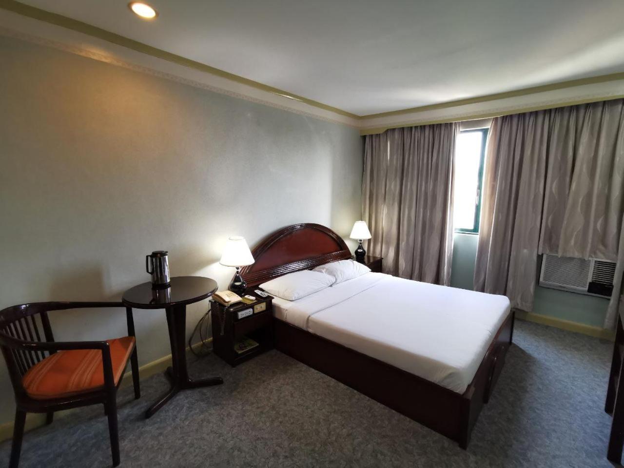 Holiday Plaza Hotel - 宿务 外观 照片